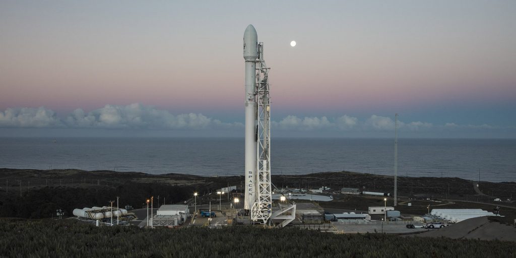 De SpaceX Falcon raket wordt startklaar gemaakt om de Iridi-um NEXT sateliet in een baan om de aarde te brengen (januari 2017).