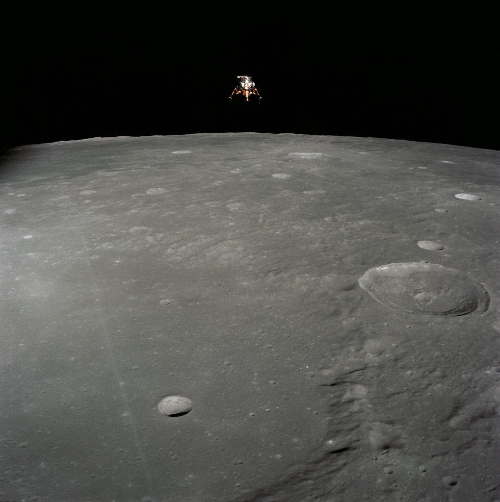 19 november 1969: de Apollo Lunar Module, gefotografeerd vanuit de Command en Service Modules. Vanuit de Lunar Module verkenden astronaut Charles Conrad en piloot Alan Bean het oppervlak van de maan.