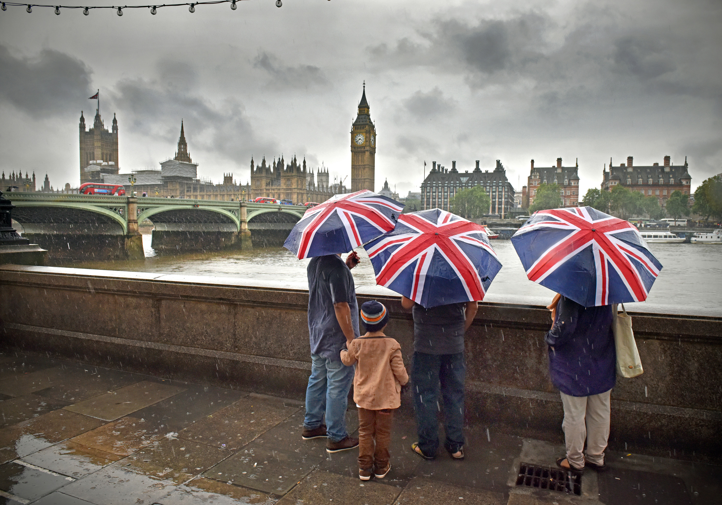 Visited great britain. Дождливая Англия. Дождь в Великобритании. Климат Великобритании. Дождь в Лондоне.